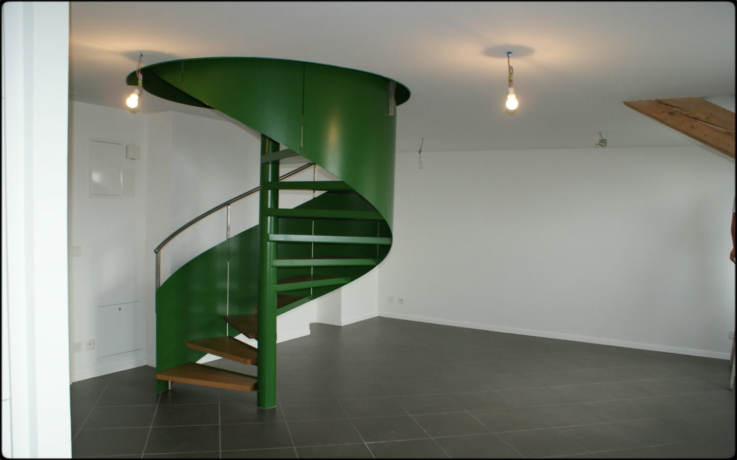 Escalier hélicoïdal vert dans un appartement rénové de l'avenue de Béthusy