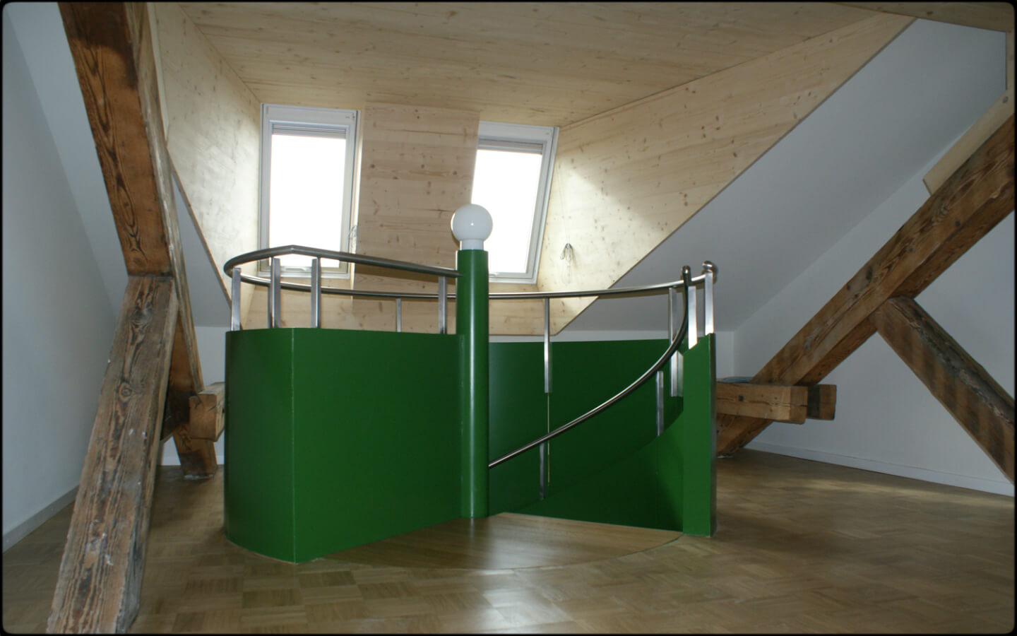 Escalier hélicoïdal vert sous les combles à charpente apparente, avenue de Béthusy