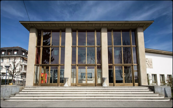 Façade de la salle de spectacle de Renens à la tombée du jour, colonnes et grandes verrières