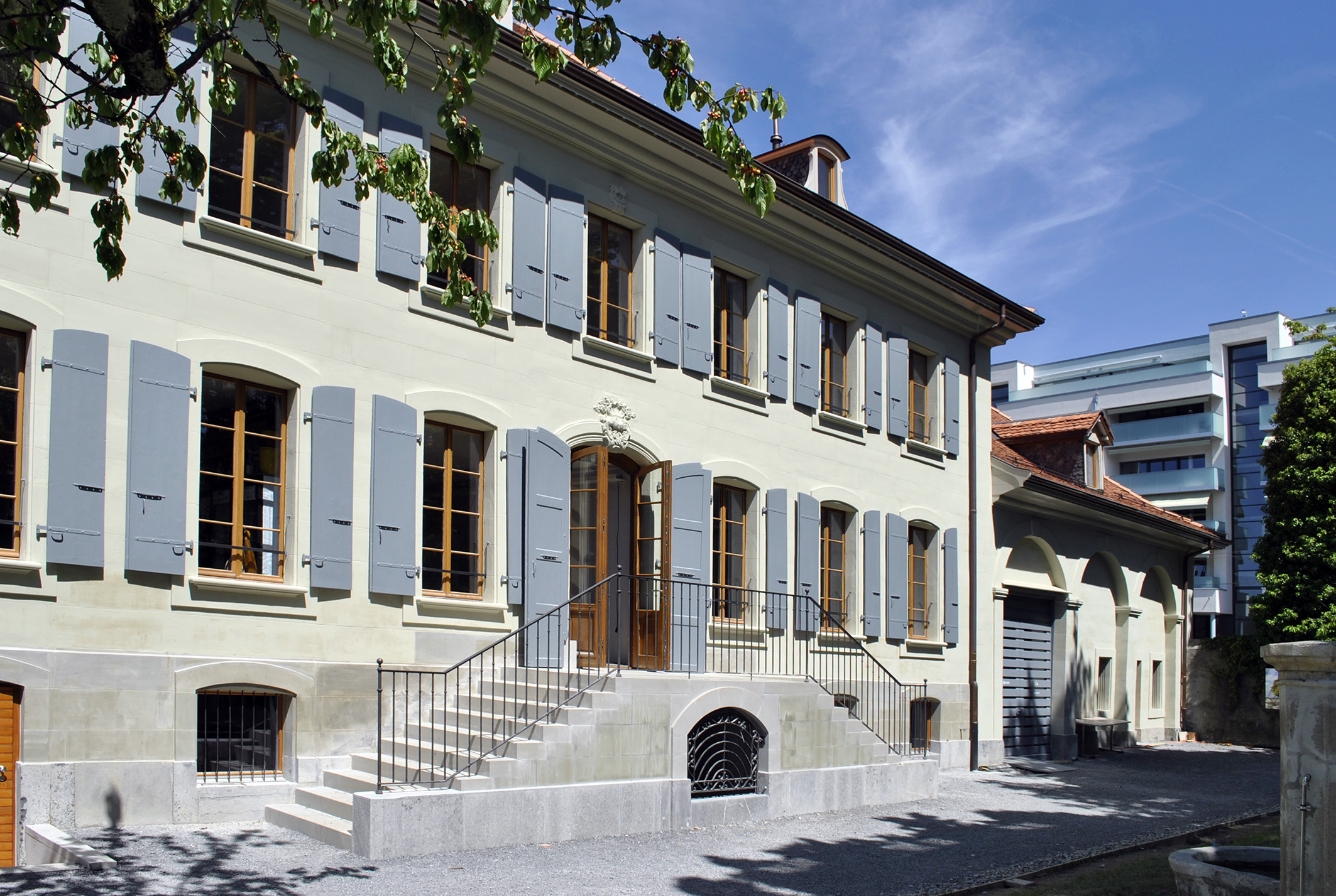 Façade latérale de la Ferme des Tilleuls et son escalier en pierre