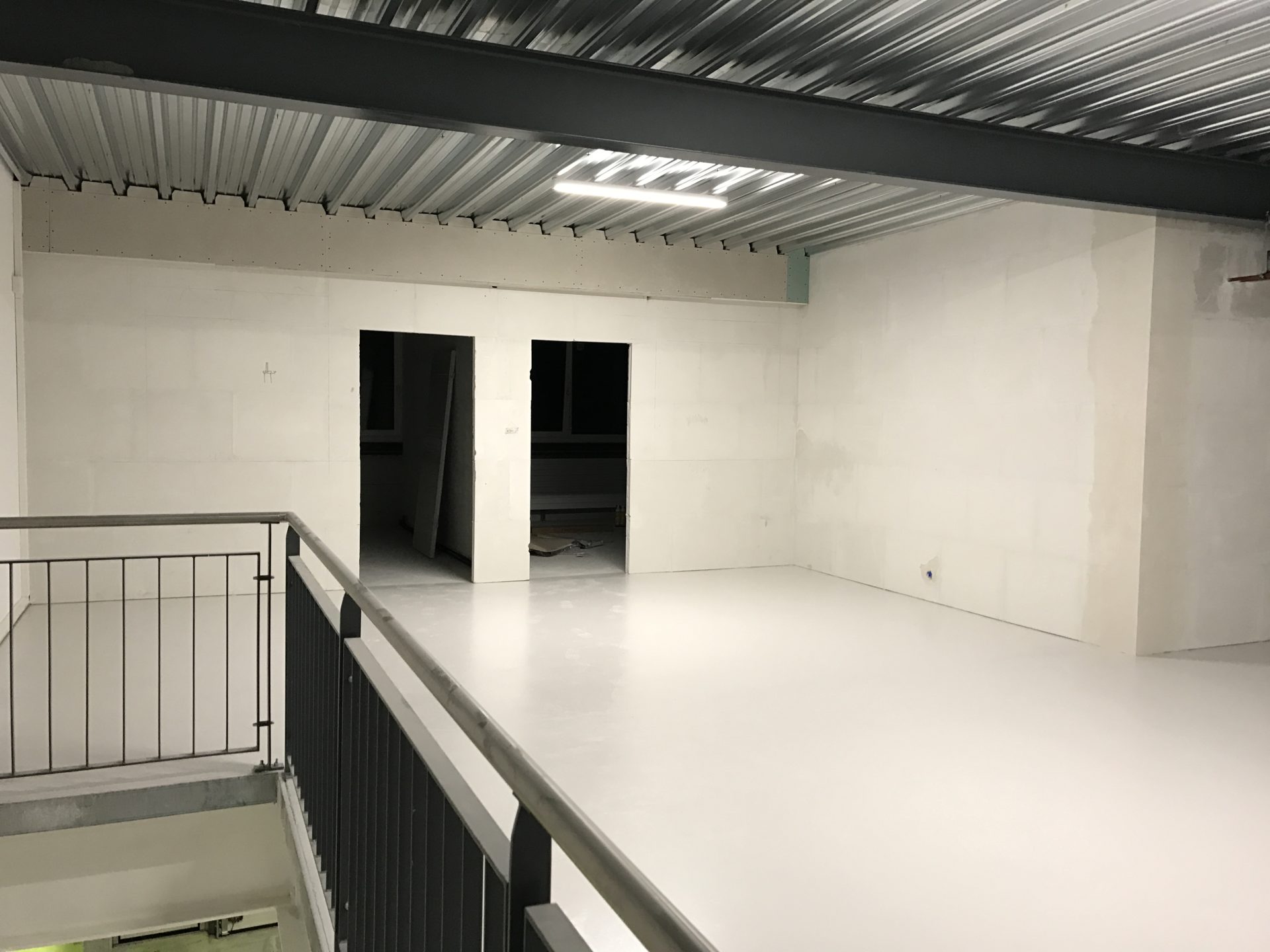 Mezzanine de l'atelier G. Pucci SA en fin de chantier, murs blancs et sol clair