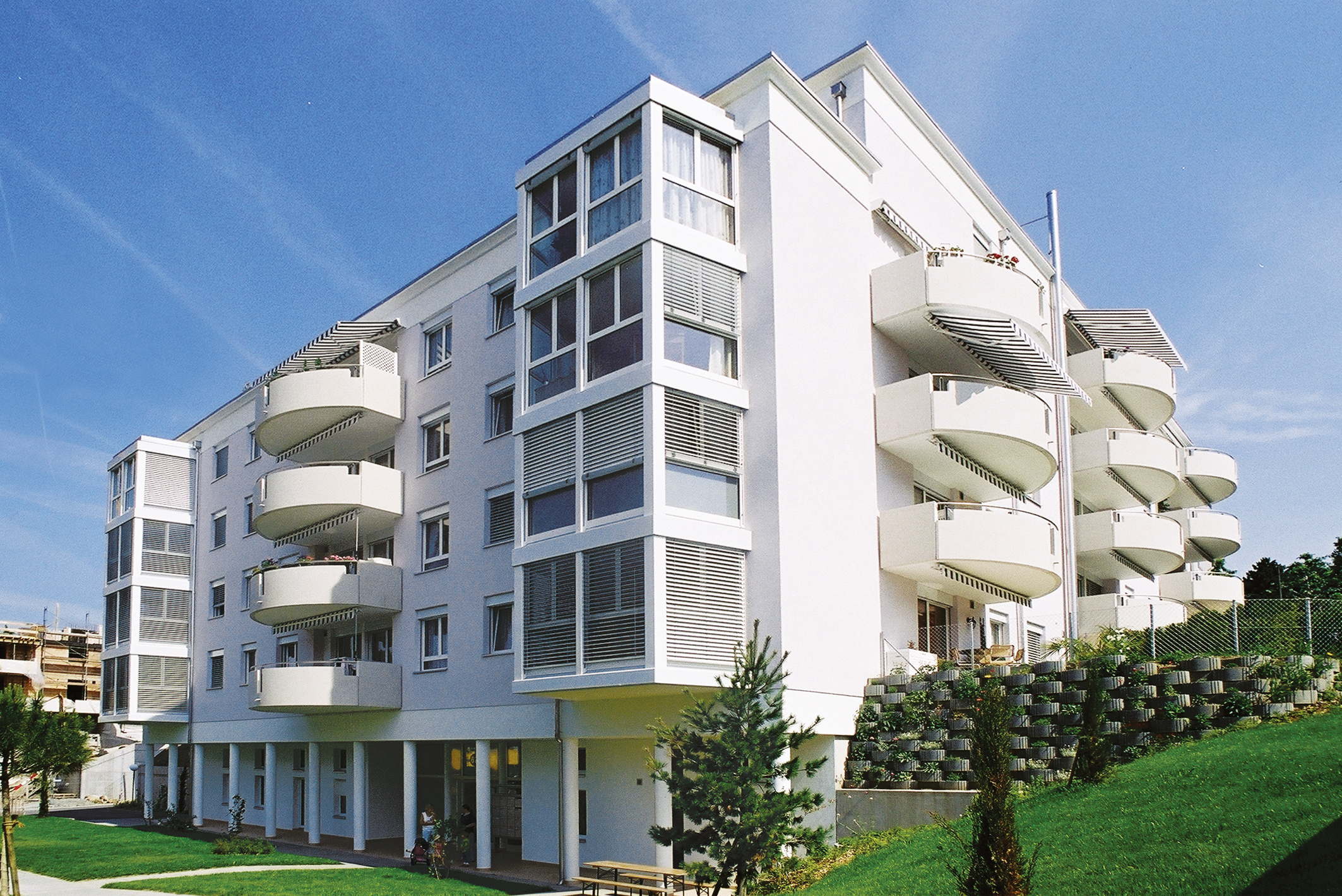 Balcons ovales en enfilade sur la façade des Résidences des Figuiers et Rhodanie