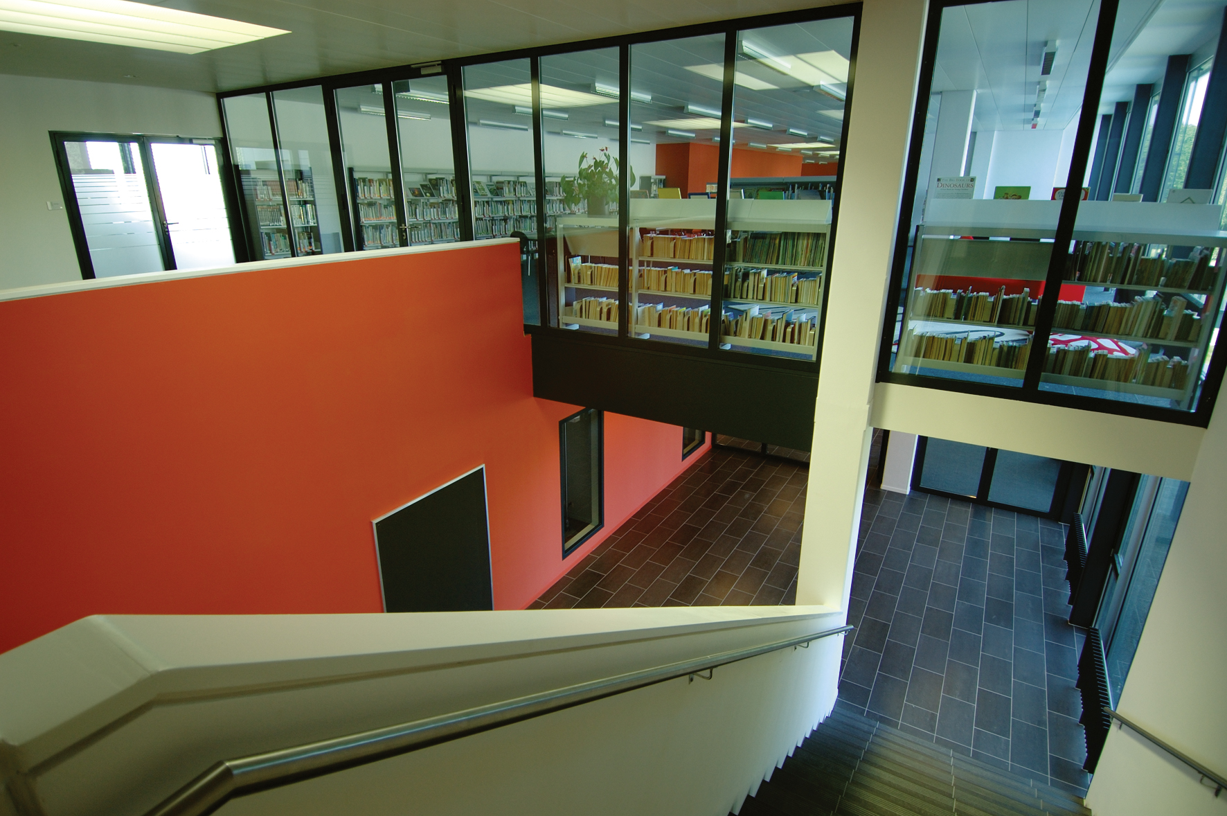 Vue plongeante sur la bibliothèque de l'International School of Lausanne depuis la mezzanine