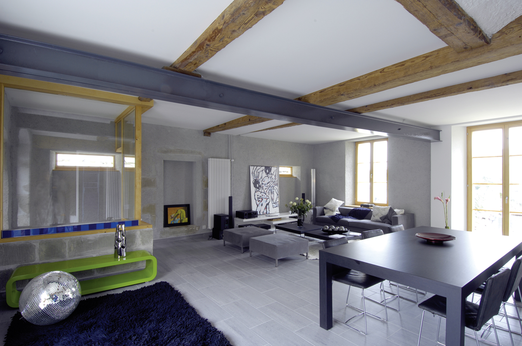 Séjour de la Ferme Creux avec poutres apparentes, cheminée et grande table à manger