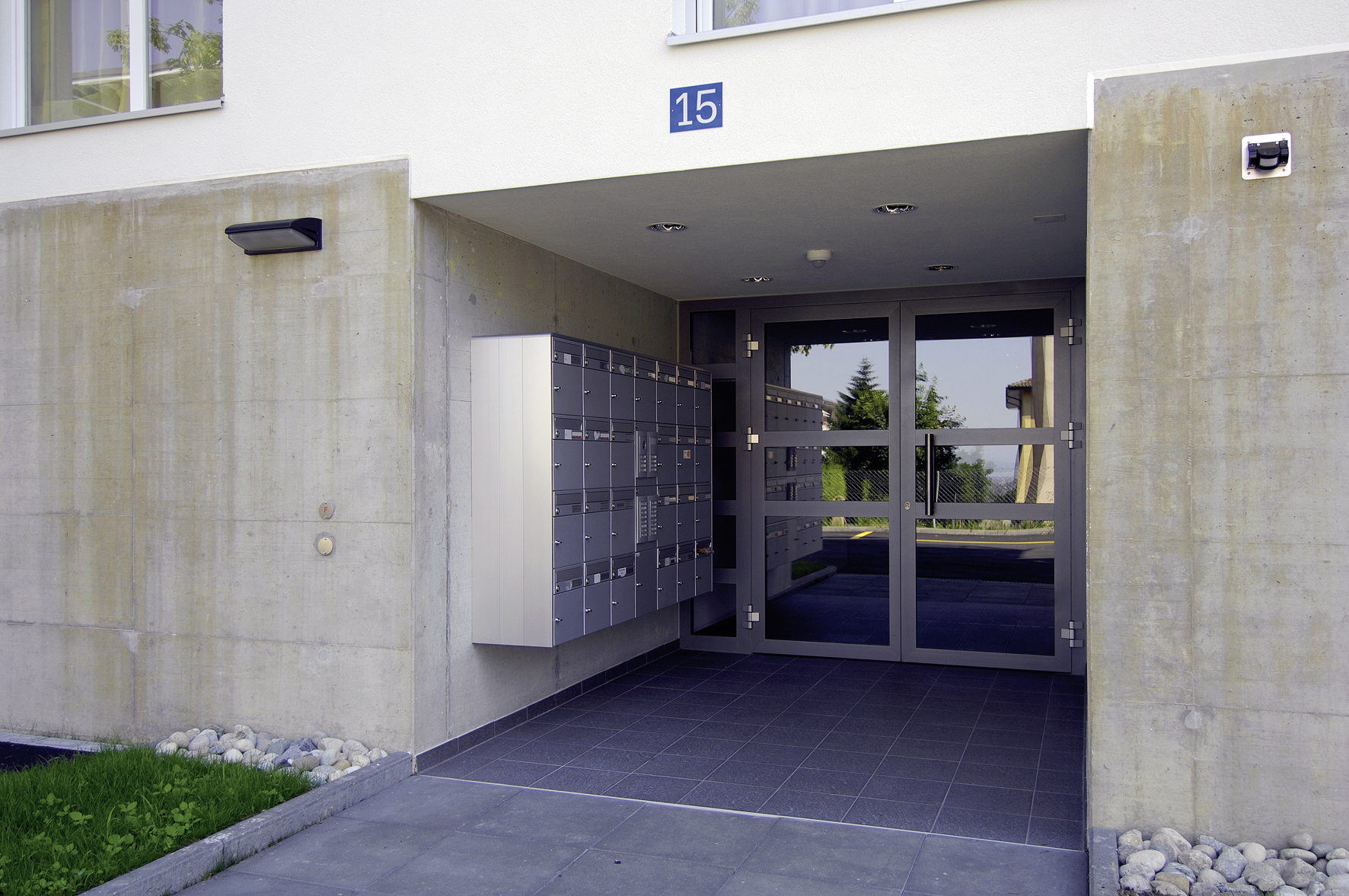 Entrée en béton des Balcons de Vallombreuse avec ses boîtes aux lettres