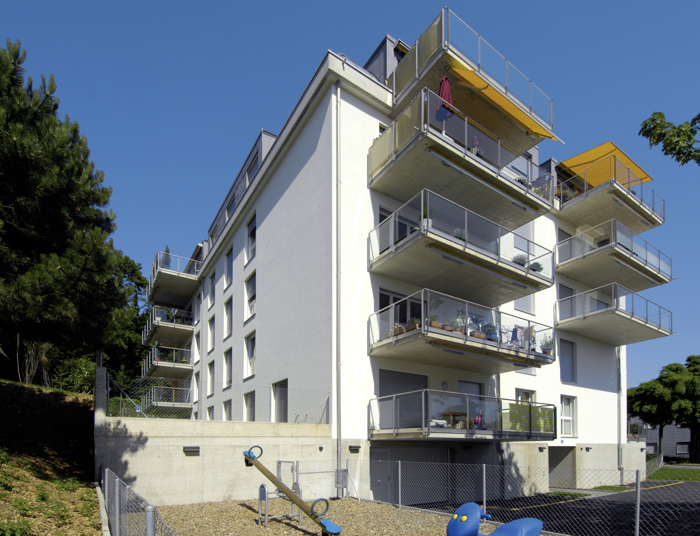Immeuble des Balcons de Vallombreuse et sa place de jeux au premier plan