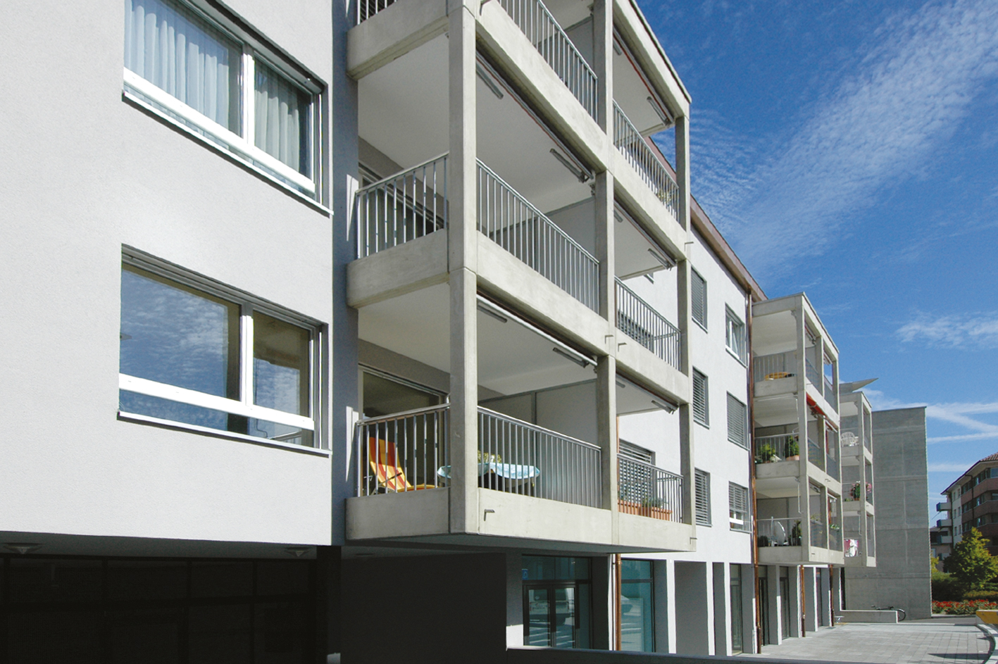 Façade en béton et balcons de la résidence Sablons A