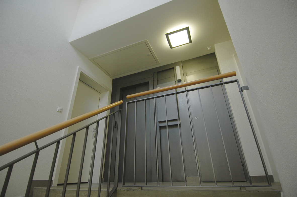 Cage d'escalier de la résidence Sablons A avec sa main courante en bois