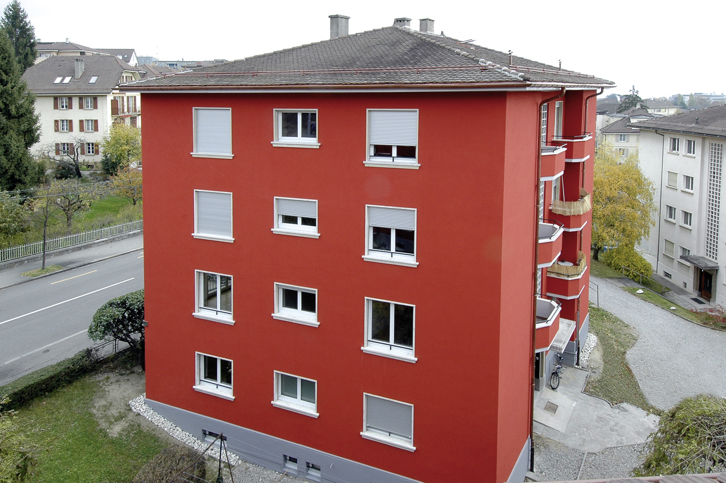 Façade rouge rénovée de l'immeuble de l'avenue Marc-Dufour