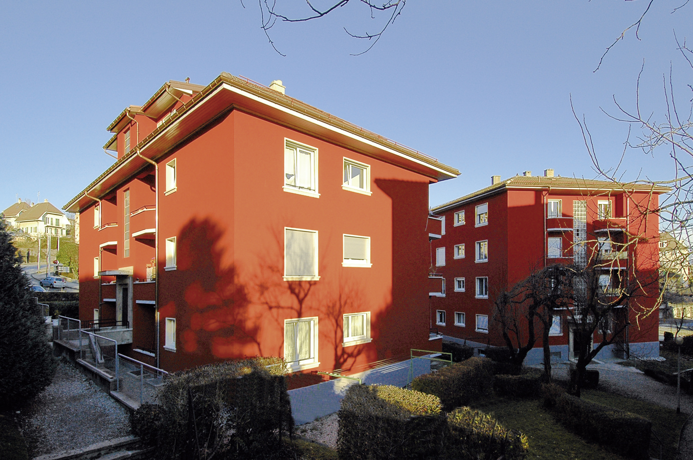 Immeubles rouges de l'avenue Marc-Dufour vus depuis le jardin