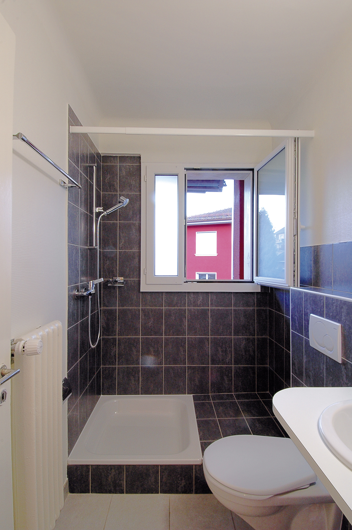 Salle de douche carrelée anthracite d'un appartement de l'avenue Marc-Dufour