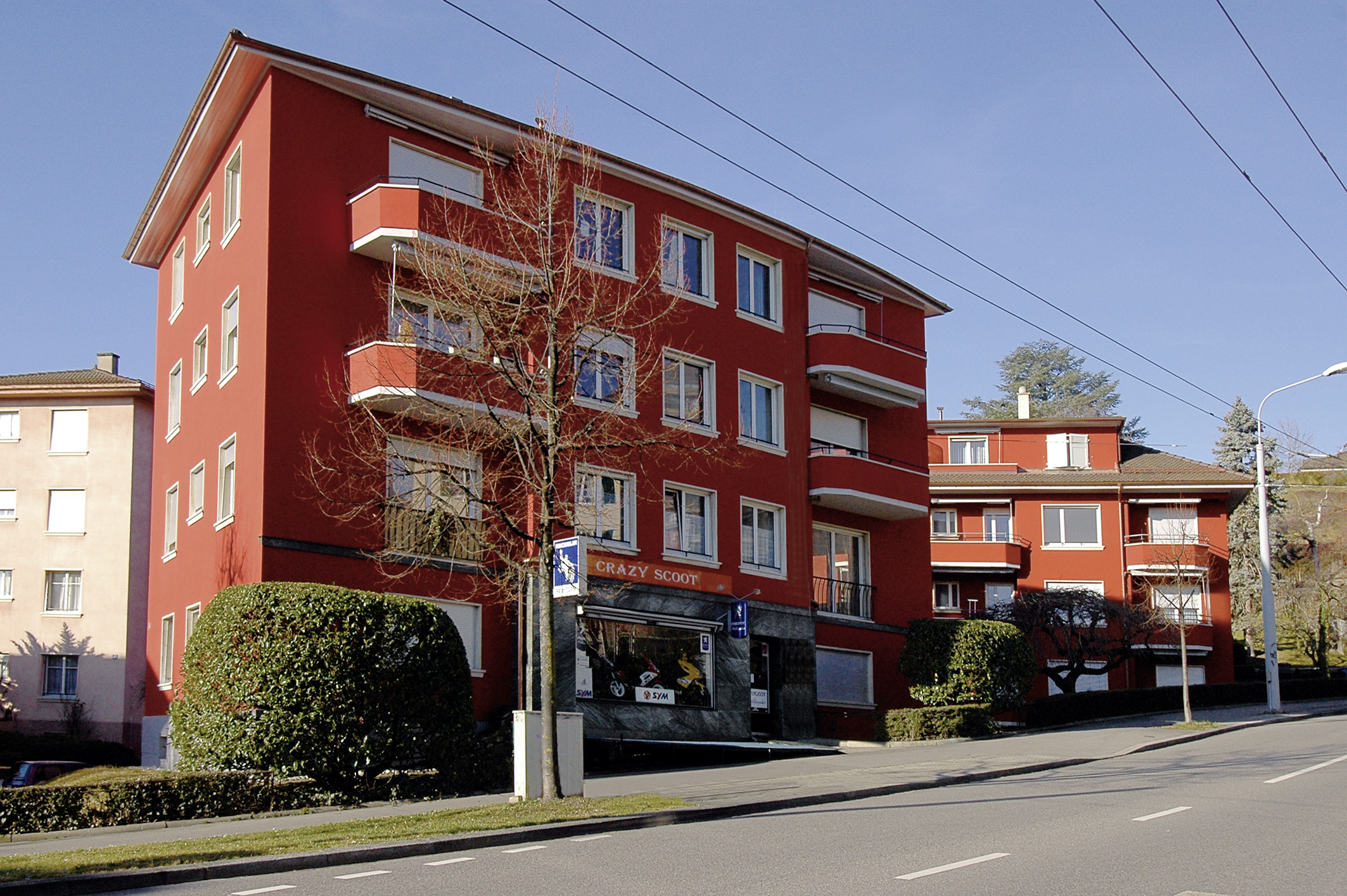 Immeuble de l'avenue Marc-Dufour à Lausanne, façade rouge vue depuis la rue