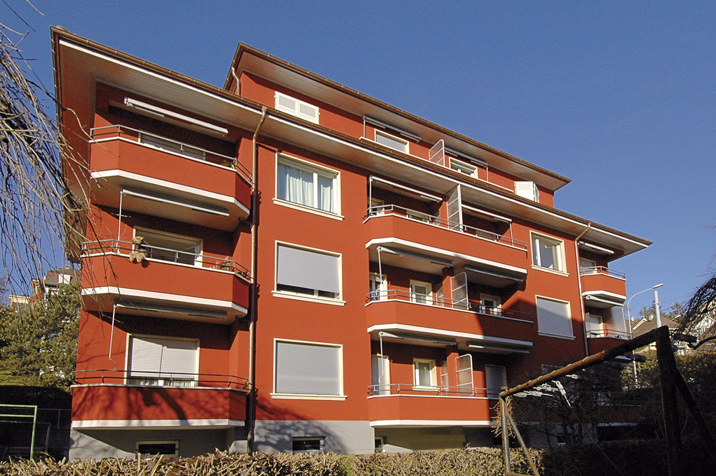 Façade rouge et balcons de l'immeuble de l'avenue Marc-Dufour