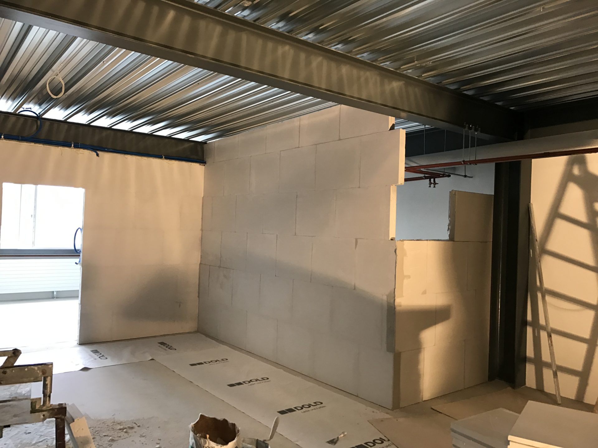 Atelier G. Pucci SA en cours d'aménagement, murs en blocs et charpente métallique apparente