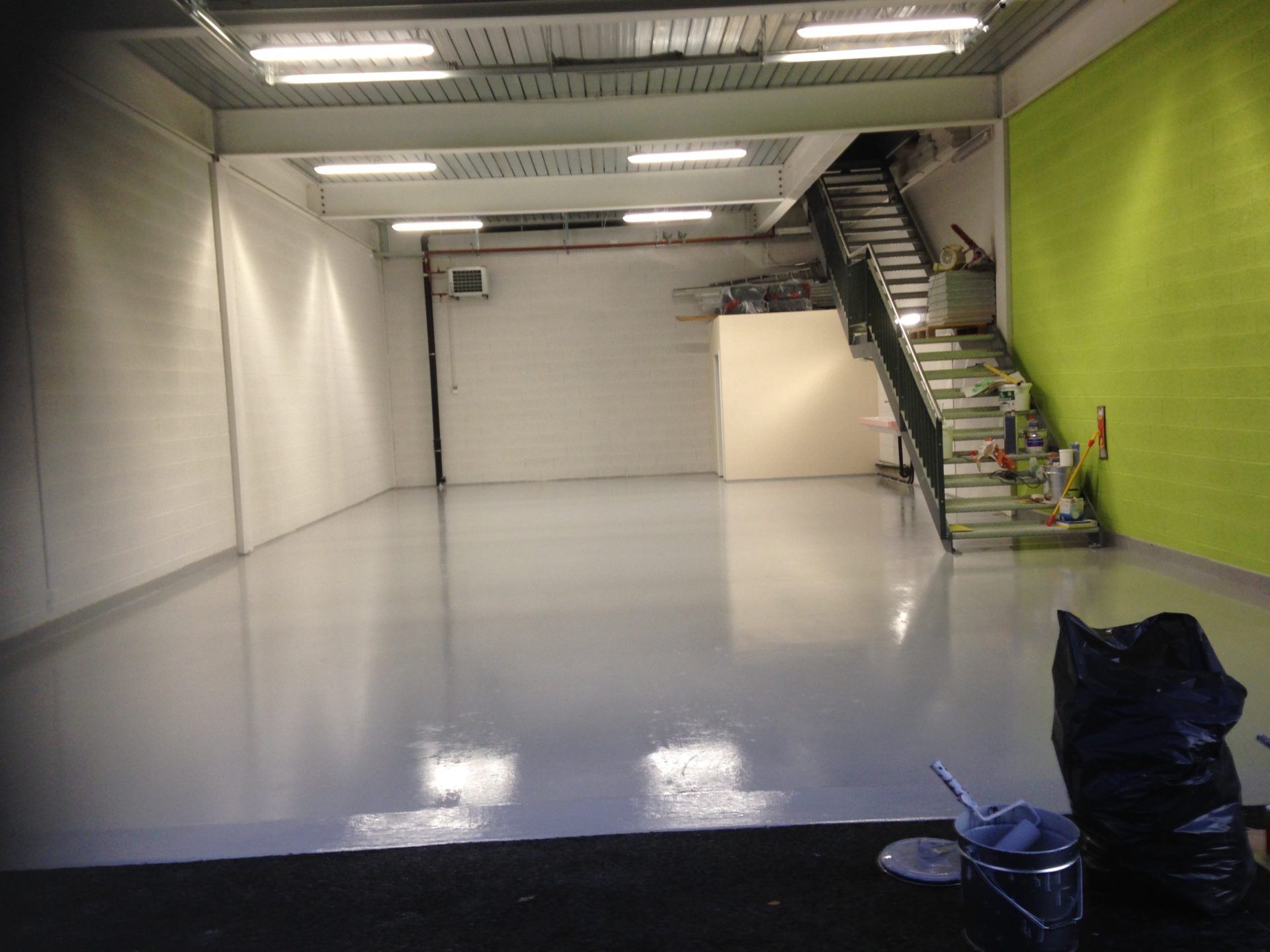 Halle de l'atelier G. Pucci SA terminée, sol en résine et mur vert anis