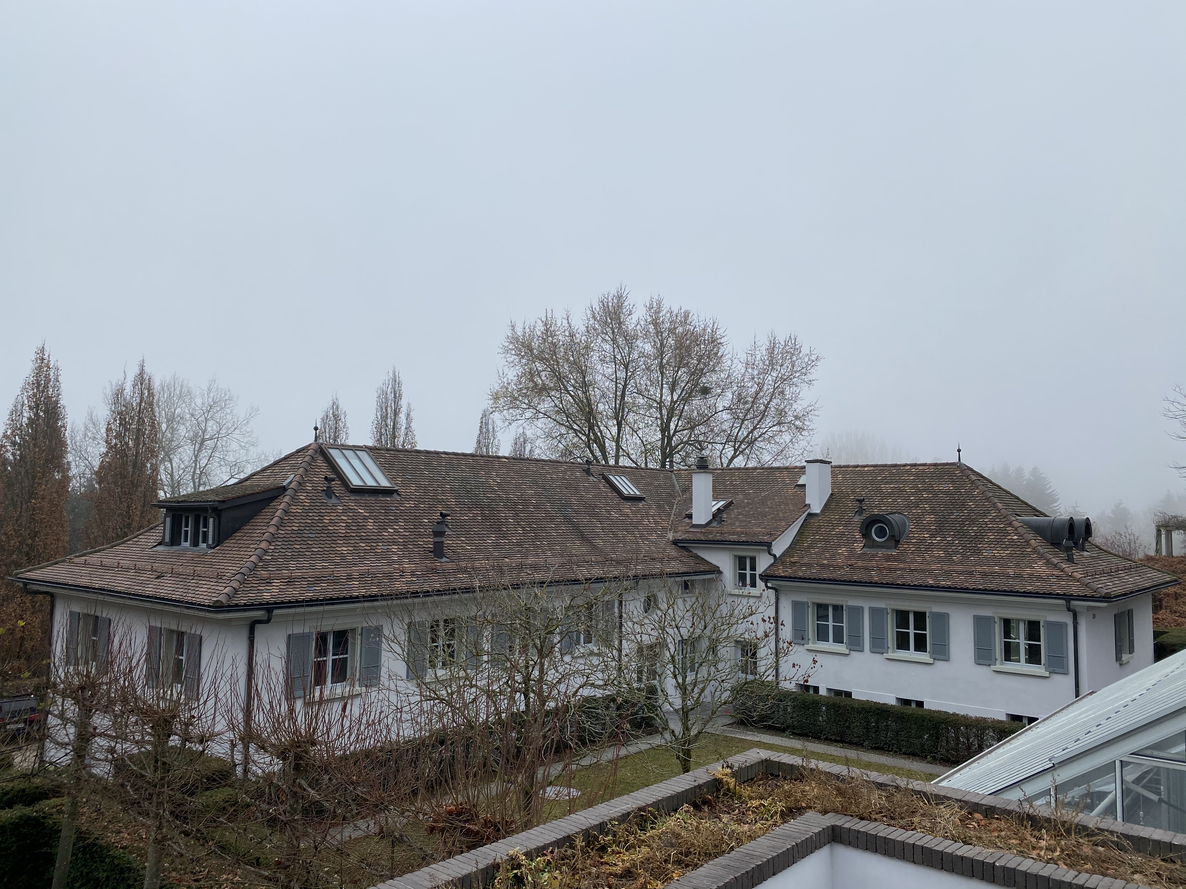 Maison de maître et son parc dans la brume matinale