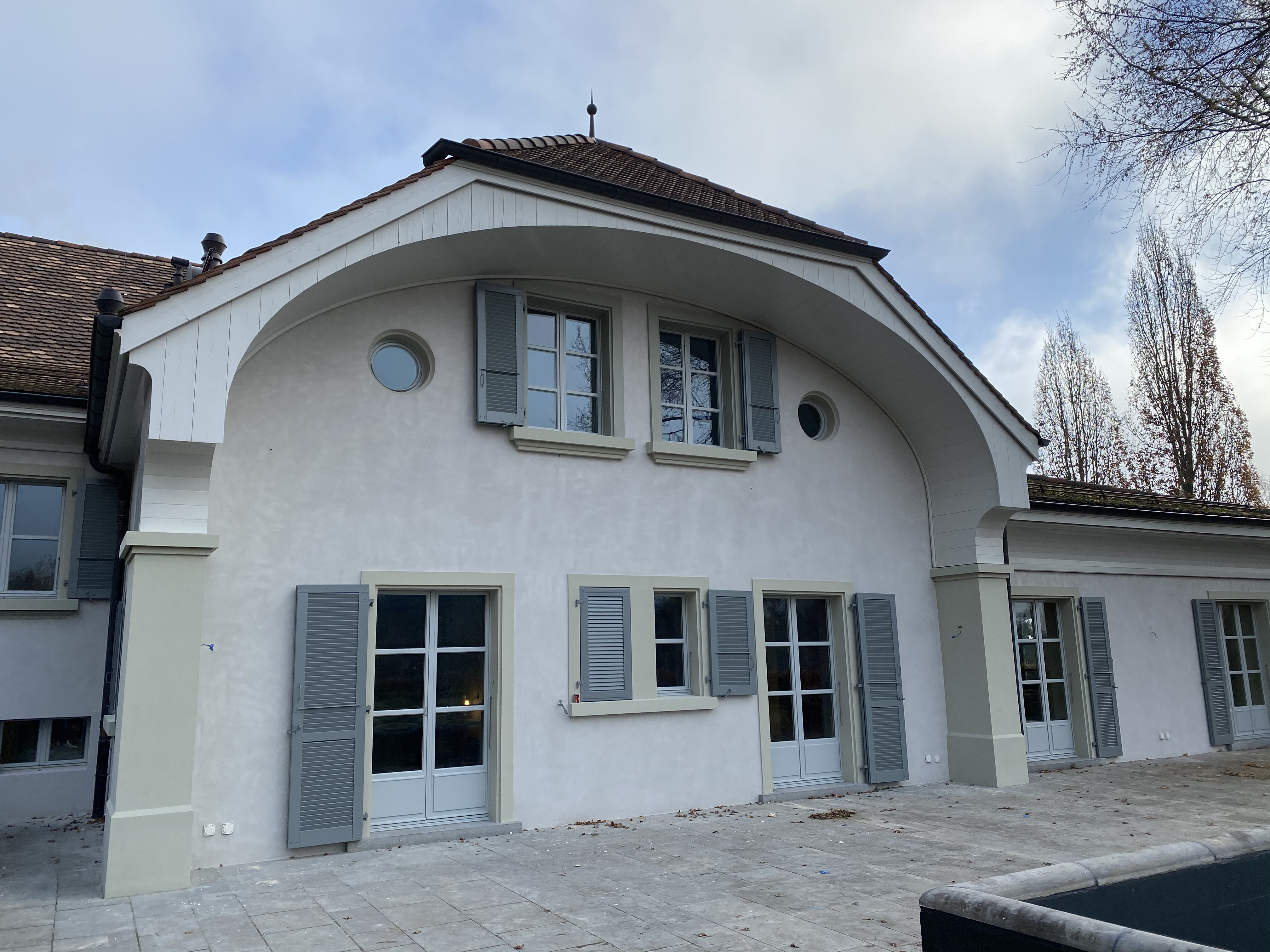 Façade arrière cintrée de la maison de maître et sa terrasse