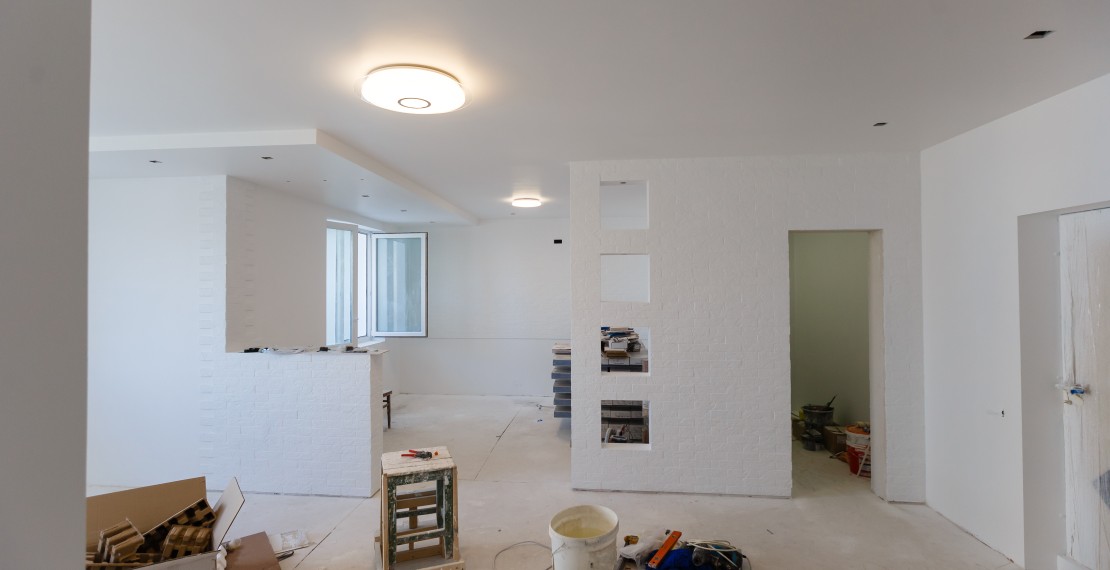 Pose de faux-plafonds, création de supports pour cuisines, installation de voûtes et fabrication de mobilier de