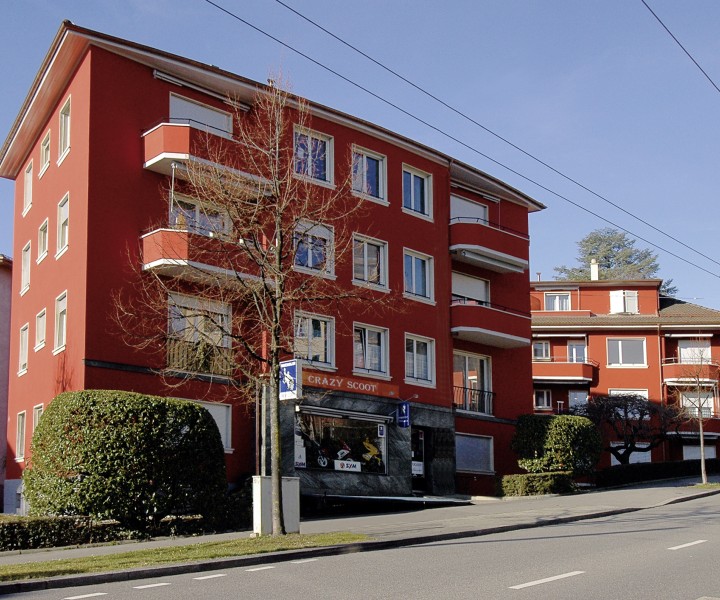 Immeuble de l'avenue Marc-Dufour à Lausanne, façade rouge vue depuis la rue